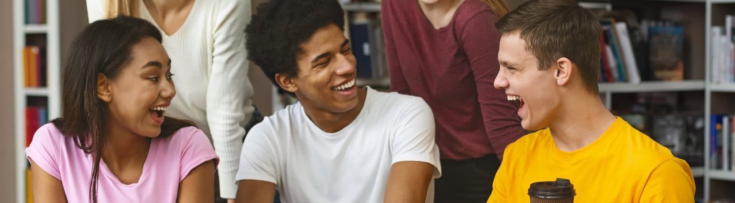 Assistierte Ausbildung flexibel :: Neuruppin Multinationale Studentengruppe, die an einem Projekt in der Bibliothek arbeitet. Es wird angeregt diskutiert.