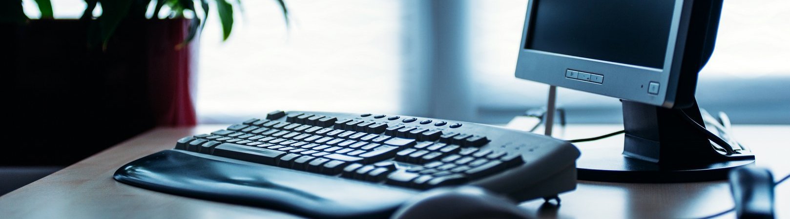 PC-Training :: Waren Schreibtisch mit Monitor, Maus und Tastatur