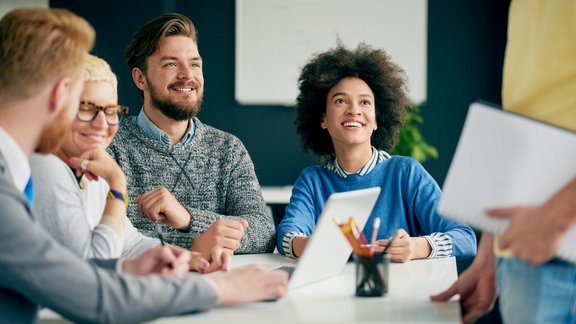 Personen aus der Lohn- und Gehaltsabrechnung diskutieren angeregt