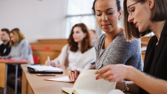 Teilnehmende des Programms 'ZACK beruflich' bei einer Coaching-Session