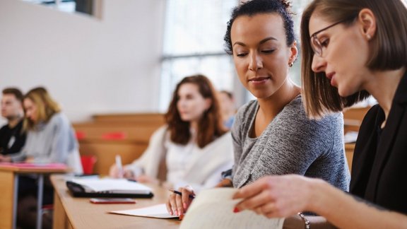 Multikulturelle Gruppe von Studierenden in einem Auditorium
