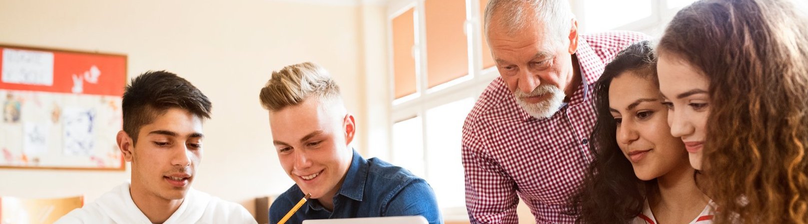 Betriebliches Eingliederungsmanagement (BEM) Betriebliches Eingliederungsmanagement mit mehreren Personen in einem Klassenraum.