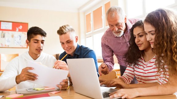 Betriebliches Eingliederungsmanagement mit mehreren Personen in einem Klassenraum.