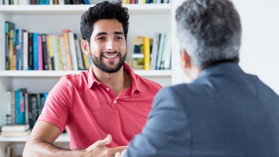 Jobcoach unterstützt neuen Mitarbeiter bei der Einarbeitung im Rahmen des Programms zur Stabilisierung eines Beschäftigungsverhältnisses