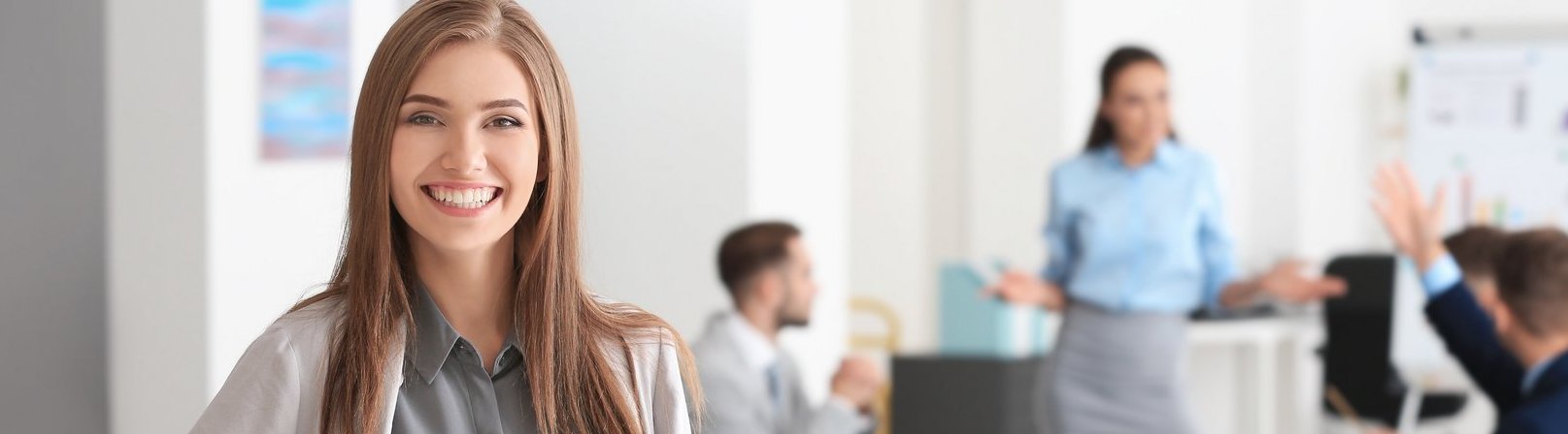 Kosten- und Leistungsrechnung Mehrere Personen analysieren Kosten- und Leistungsrechnungsdaten am Computer