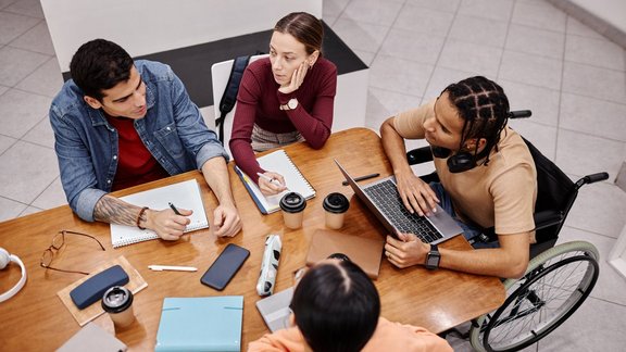 Teilnehmende der Reha-Ausbildung bei einer praktischen Übung
