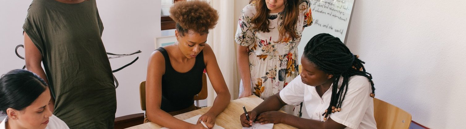Allgemeiner Integrationskurs Teilnehmer eines allgemeinen Integrationskurses beim Deutschlernen