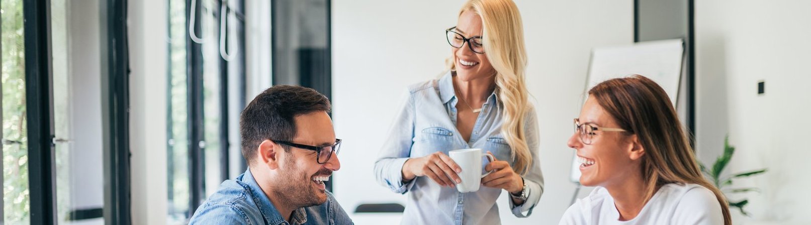 Kaufmännisches Englisch – B1 Teilnehmende des Kurses 'Kaufmännisches Englisch B1' bei einer Gruppenübung