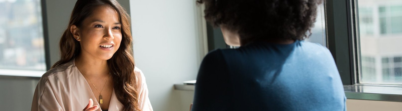Projekt "Aktiv" 2 Teilnehmende des 'Projekt Aktiv' bei angeregter Diskussion vor Fensterfront